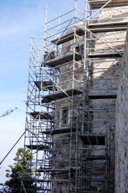 Tadilat veya inşaat çalışmaları sırasında eski taş yapılara karşı metal iskeleler inşa edildi