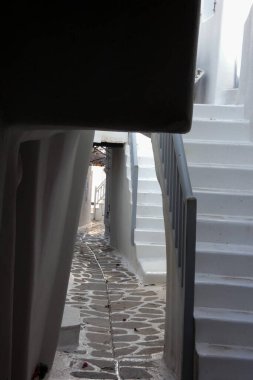 Beyaz boyanmış duvarları, taş kaldırımları olan dar bir tüneli ve Yunanistan 'daki Yunan adalarında büyüleyici bir Akdeniz atmosferi yaratan resimli bir ara sokak.