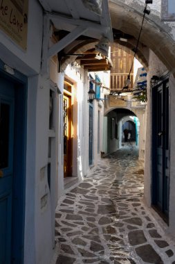 Beyaz boyanmış duvarları, taş kaldırımları olan dar bir tüneli ve Yunanistan 'daki Yunan adalarında büyüleyici bir Akdeniz atmosferi yaratan resimli bir ara sokak.