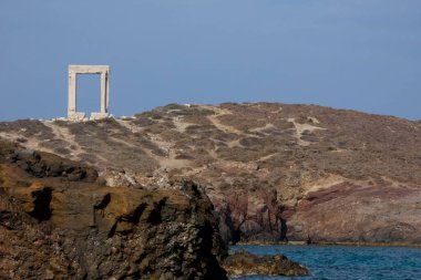 Napolyon Tapınağı 'nın mermer kapısı, Portara, Yunanistan' daki Naxos Adası 'nda duruyor.