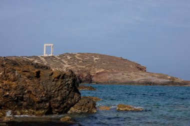 Napolyon Tapınağı 'nın mermer kapısı, Portara, Yunanistan' daki Naxos Adası 'nda duruyor.