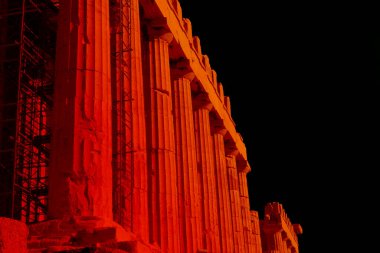 Turistler ve rehberler, restorasyon çalışmaları sırasında Atina 'nın akropolünde partenonu ziyaret ediyorlar.