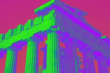 Turistler ve rehberler, restorasyon çalışmaları sırasında Atina 'nın akropolünde partenonu ziyaret ediyorlar.