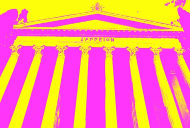 Atina 'daki zappeion megaron sergi salonunun neoklasik cephesini destekleyen beyaz mermer korint sütunlar.