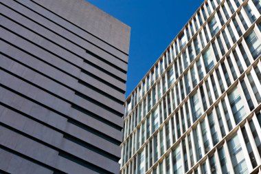 Güneşli bir günde tekrarlayan mimari elementlerle modern yapı cephesi