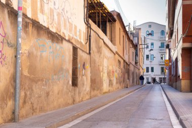 Yaya verimi parke taşı sokak yüzeyinde perspektif boyalı tabela