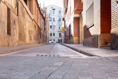 Yaya verimi parke taşı sokak yüzeyinde perspektif boyalı tabela