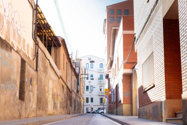 Yaya verimi parke taşı sokak yüzeyinde perspektif boyalı tabela