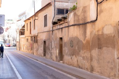 Yaya verimi parke taşı sokak yüzeyinde perspektif boyalı tabela