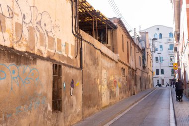 Yaya verimi parke taşı sokak yüzeyinde perspektif boyalı tabela