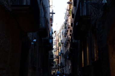 Barselona 'nın Gotik Mahallesi' ndeki dar bir sokakta balkonlardan sarkan katalan bayrakları, İspanya