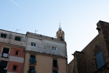 Barselona 'nın Gotik Mahallesi' ndeki dar bir sokakta balkonlardan sarkan katalan bayrakları, İspanya