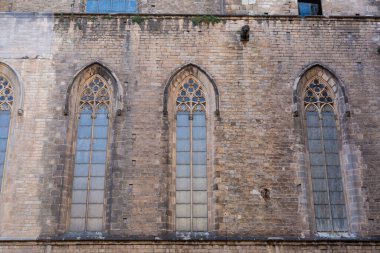 Barselona 'nın kalbinde yer alan 14. yüzyıl gotik kilisesi Santa Maria del Pi' nin gül penceresi ve çan kulesinin mimari detayları.