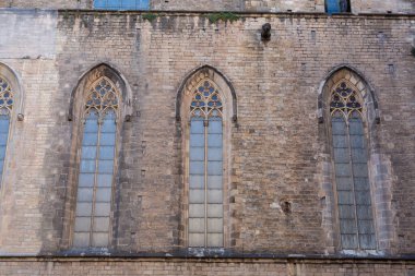 Barselona 'nın kalbinde yer alan 14. yüzyıl gotik kilisesi Santa Maria del Pi' nin gül penceresi ve çan kulesinin mimari detayları.