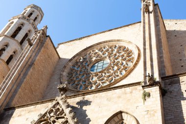 Barselona 'nın kalbinde yer alan 14. yüzyıl gotik kilisesi Santa Maria del Pi' nin gül penceresi ve çan kulesinin mimari detayları.