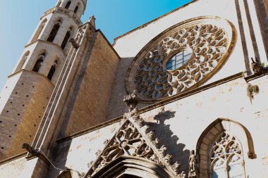 Barselona 'nın kalbinde yer alan 14. yüzyıl gotik kilisesi Santa Maria del Pi' nin gül penceresi ve çan kulesinin mimari detayları.