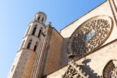 Barselona 'nın kalbinde yer alan 14. yüzyıl gotik kilisesi Santa Maria del Pi' nin gül penceresi ve çan kulesinin mimari detayları.