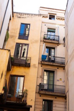 Barselona 'nın Gotik Mahallesi' ndeki dar bir sokakta balkonlardan sarkan katalan bayrakları, İspanya