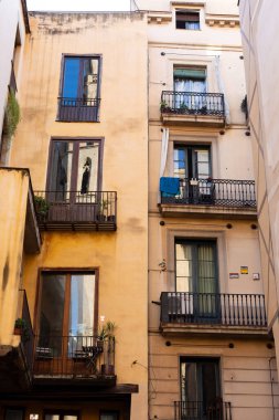 Barselona 'nın Gotik Mahallesi' ndeki dar bir sokakta balkonlardan sarkan katalan bayrakları, İspanya