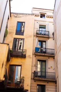 Barselona 'nın Gotik Mahallesi' ndeki dar bir sokakta balkonlardan sarkan katalan bayrakları, İspanya
