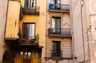 Barselona 'nın Gotik Mahallesi' ndeki dar bir sokakta balkonlardan sarkan katalan bayrakları, İspanya