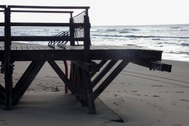 İspanya 'nın Cristina Adası Huelva şehrinde nehrin iki yakasını birbirine bağlayan uzun tahta bir köprü.