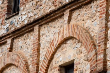 Aracena, Huelva, Endülüs, İspanya 'daki beyaz binalar arasında yokuş yukarı giden dar bir kaldırım taşı caddesi.