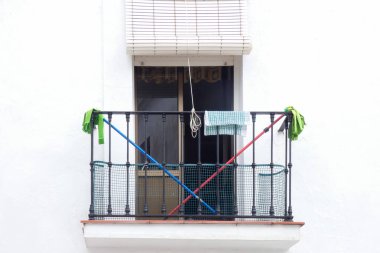 Aracena, Huelva, Endülüs, İspanya 'daki beyaz binalar arasında yokuş yukarı giden dar bir kaldırım taşı caddesi.