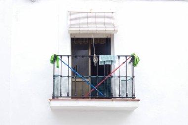 Aracena, Huelva, Endülüs, İspanya 'daki beyaz binalar arasında yokuş yukarı giden dar bir kaldırım taşı caddesi.