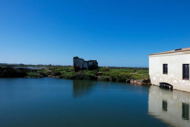 Algarve Bölgesi Portekiz 'deki Faro' nun tuzlu bataklıklarını gösteren güzel bir manzara.
