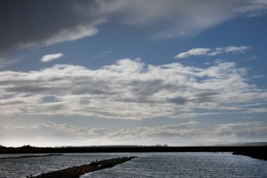 Algarve Bölgesi Portekiz 'deki Faro' nun tuzlu bataklıklarını gösteren güzel bir manzara.
