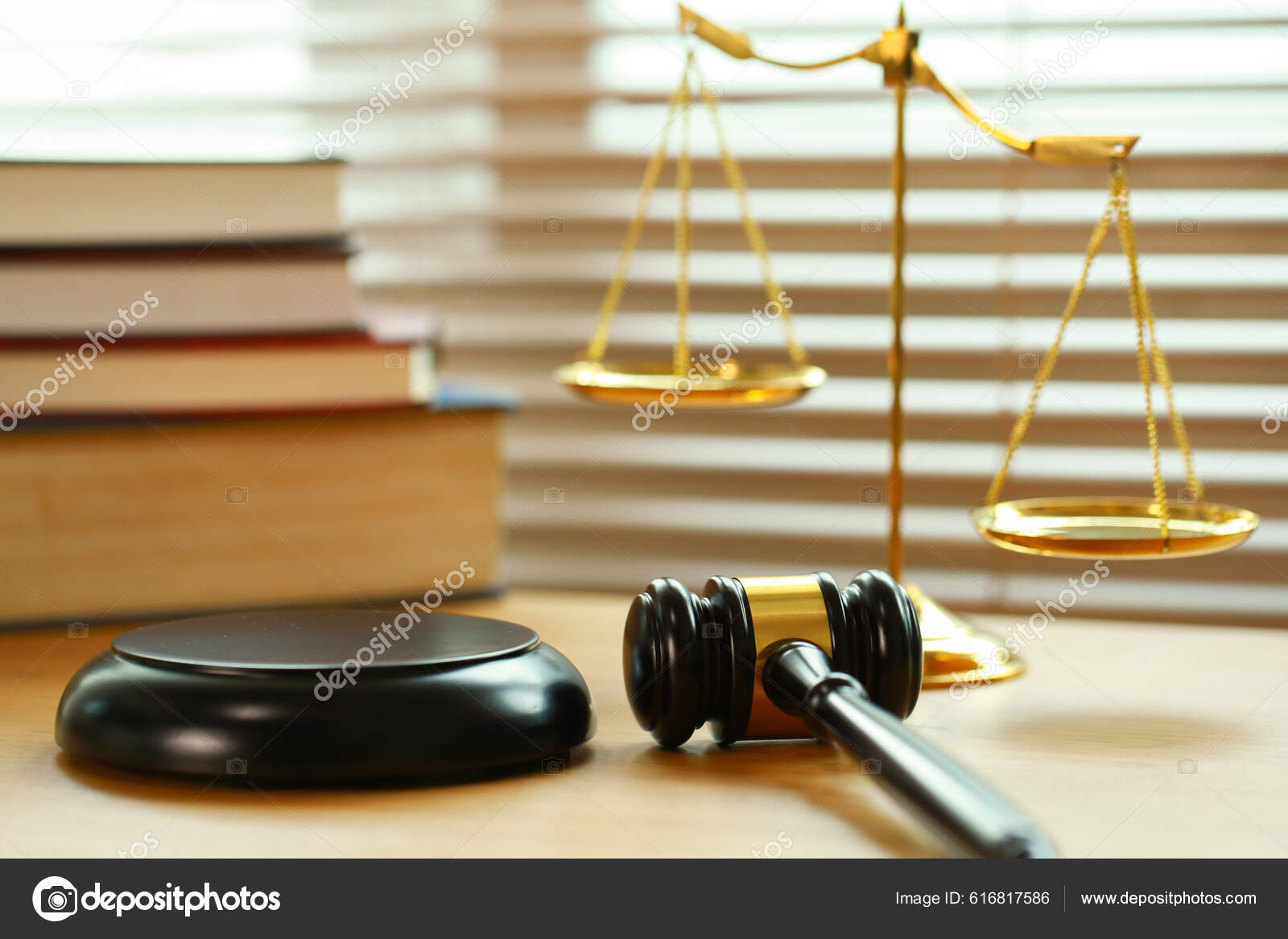 Advogado Martelo Juiz Tribunal Martelo Leilão Escala Dourada Julgamento  Estão fotos, imagens de © lynn.ku56@gmail.com #616817586
