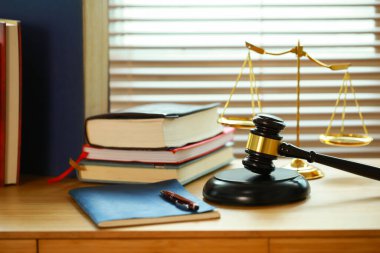 Mahkemede avukat ya da hakim çekici. Açık arttırmanın çekici ve muhakeme altın pulu ahşap masada. Hukuk konusu. İnsanların yargılanmasına bağlı yargı.