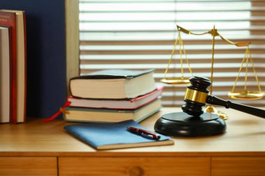 Mahkemede avukat ya da hakim çekici. Açık arttırmanın çekici ve muhakeme altın pulu ahşap masada. Hukuk konusu. İnsanların yargılanmasına bağlı yargı.