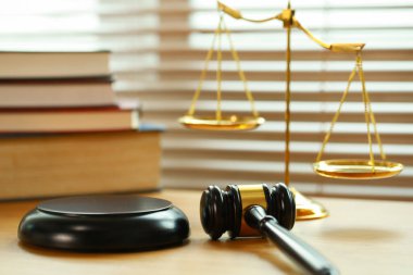 Mahkemede avukat ya da hakim çekici. Açık arttırmanın çekici ve muhakeme altın pulu ahşap masada. Hukuk konusu. İnsanların yargılanmasına bağlı yargı.