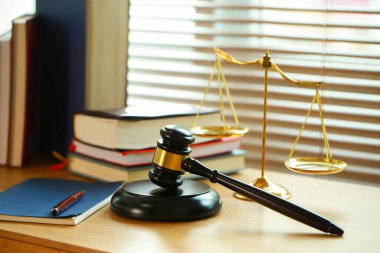 Mahkemede avukat ya da hakim çekici. Açık arttırmanın çekici ve muhakeme altın pulu ahşap masada. Hukuk konusu. İnsanların yargılanmasına bağlı yargı.