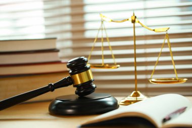 Mahkemede avukat ya da hakim çekici. Açık arttırmanın çekici ve muhakeme altın pulu ahşap masada. Hukuk konusu. İnsanların yargılanmasına bağlı yargı.