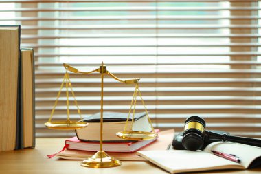 Mahkemede avukat ya da hakim çekici. Açık arttırmanın çekici ve muhakeme altın pulu ahşap masada. Hukuk konusu. İnsanların yargılanmasına bağlı yargı.