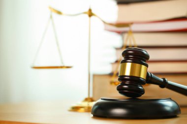 Mahkemede avukat ya da hakim çekici. Açık arttırmanın çekici ve muhakeme altın pulu ahşap masada. Hukuk konusu. İnsanların yargılanmasına bağlı yargı.