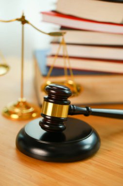 Mahkemede avukat ya da hakim çekici. Açık arttırmanın çekici ve muhakeme altın pulu ahşap masada. Hukuk konusu. İnsanların yargılanmasına bağlı yargı.