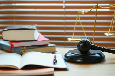 Mahkemede avukat ya da hakim çekici. Açık arttırmanın çekici ve muhakeme altın pulu ahşap masada. Hukuk konusu. İnsanların yargılanmasına bağlı yargı.