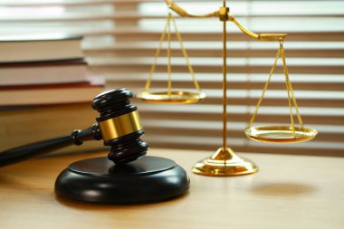 Mahkemede avukat ya da hakim çekici. Açık arttırmanın çekici ve muhakeme altın pulu ahşap masada. Hukuk konusu. İnsanların yargılanmasına bağlı yargı.