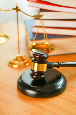 Mahkemede avukat ya da hakim çekici. Açık arttırmanın çekici ve muhakeme altın pulu ahşap masada. Hukuk konusu. İnsanların yargılanmasına bağlı yargı.