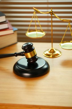 Mahkemede avukat ya da hakim çekici. Açık arttırmanın çekici ve muhakeme altın pulu ahşap masada. Hukuk konusu. İnsanların yargılanmasına bağlı yargı.