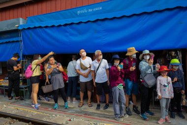 Mae Klong, Samut Sakhon / Tayland - 22 Ekim 2022: Mae Klong tren istasyonu demiryolu pazarı ile yerel halk yaşamı. Samut Sakhon 'da ulaşımla Talad Rom Hoop pazarında turizm.
