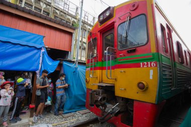 Mae Klong, Samut Sakhon / Tayland - 22 Ekim 2022: Mae Klong tren istasyonu demiryolu pazarı ile yerel halk yaşamı. Samut Sakhon 'da ulaşımla Talad Rom Hoop pazarında turizm.
