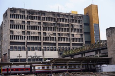 Bangkok / Tayland-5 Mayıs 2022: Hua Lam Phong istasyonu veya Hua Lam Phong bölgesinde bulunan Bangkok tren istasyonu, demiryolu ile ünlü yerel ulaşım. İstasyonda eski tren ve vintage dekorasyon.