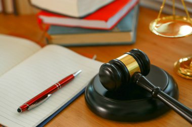 Mahkemede avukat ya da hakim çekici. Açık arttırmanın çekici ve muhakeme altın pulu ahşap masada. Hukuk konusu. İnsanların yargılanmasına bağlı yargı.