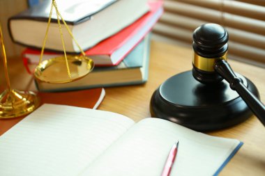 Mahkemede avukat ya da hakim çekici. Açık arttırmanın çekici ve muhakeme altın pulu ahşap masada. Hukuk konusu. İnsanların yargılanmasına bağlı yargı.