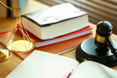 Mahkemede avukat ya da hakim çekici. Açık arttırmanın çekici ve muhakeme altın pulu ahşap masada. Hukuk konusu. İnsanların yargılanmasına bağlı yargı.